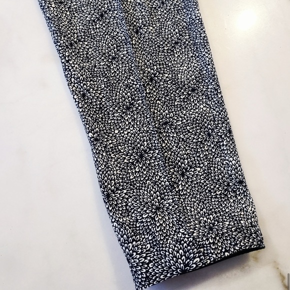 Lululemon on the Fly Pant Size 6 - Picture 4 of 9